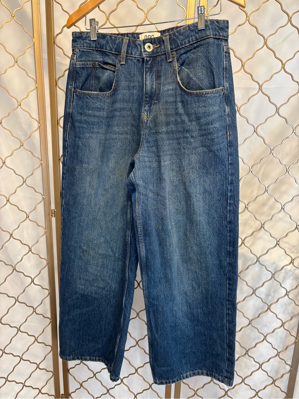 BDG Urban Outfitters High & Wide Jeans with Embossed Pocket Detail size 28